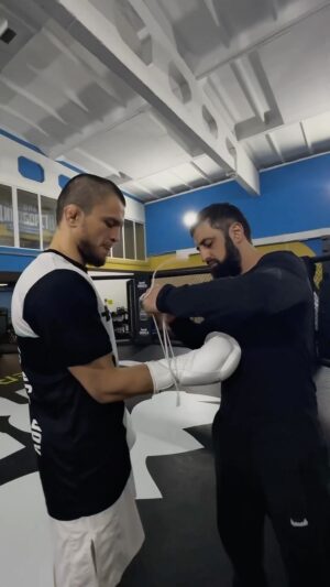 Umar Nurmagomedov Instagram - 16 шагов к титулу чемпиона UFC в легчайшем весе позади. 

Скоро - большие новости. Движение вверх только с @GorillaEnergy.

#GorillaEnergy #GorillaFighting #Единоборства