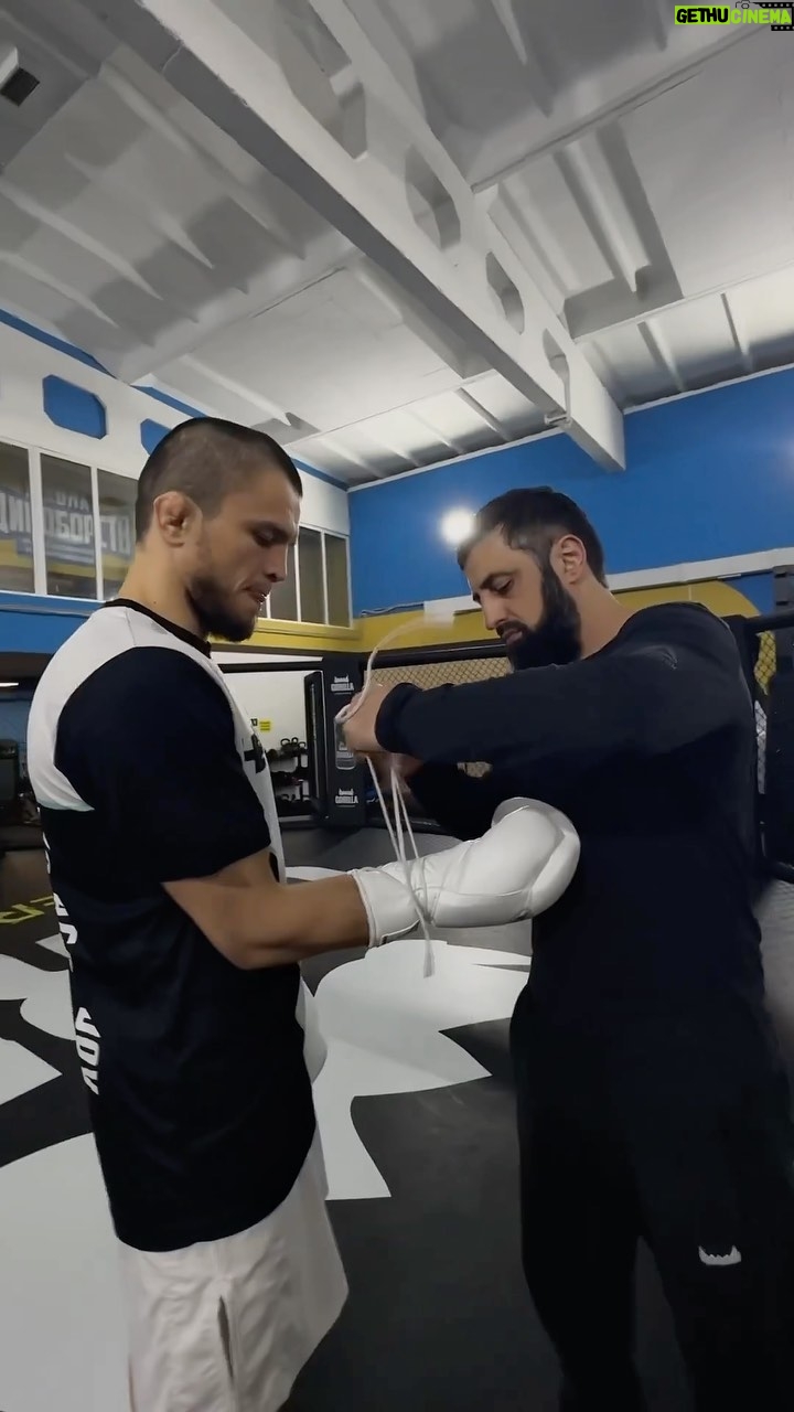 Umar Nurmagomedov - 8.5K Likes - 16 шагов к титулу чемпиона UFC в легчайшем весе позади.
Скоро - большие новости. Движение вверх только с @GorillaEnergy.
#GorillaEnergy #GorillaFighting #Единоборства