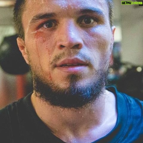 Umar Nurmagomedov - 39.4K Likes - Всякое случается .
И травмы это всего лишь часть спортивной жизни
Хвала Аллаху в любом положении .
Конечно я расстроен , но никапельки не жалуюсь .
Амбиции и цели те же .
Починю свое плечо
И вернусь сильнее InshaAllah