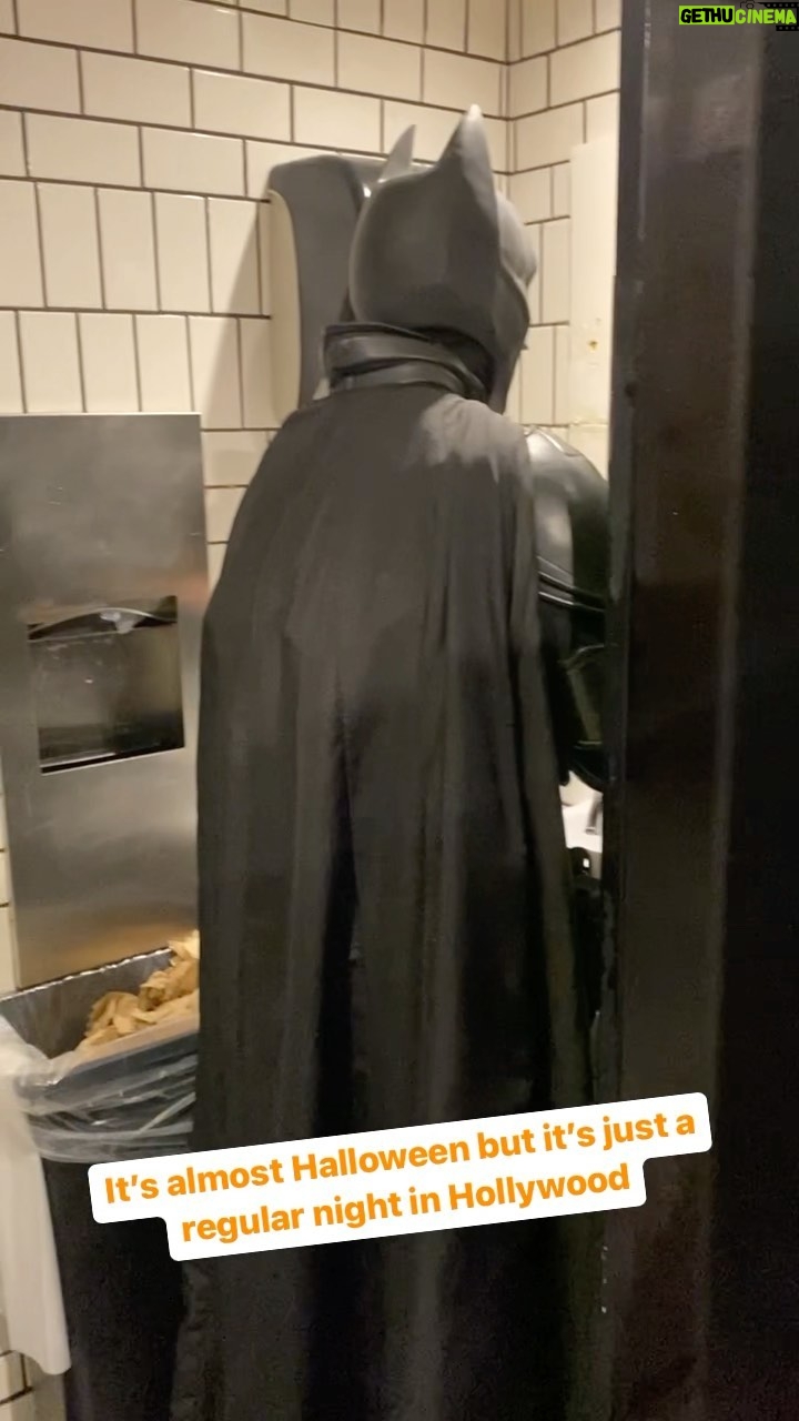 Umberto Celisano - 40 Likes - Bathman
#batman #halloween #everyday #regular #sameold #streetclothes #bathman