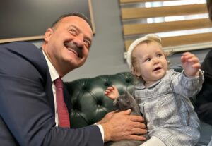 Ümit Erdim Instagram - Ses ve Ela Yavuz amcalarını ziyaret etti 🇹🇷🥰