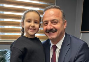 Ümit Erdim Instagram - Ses ve Ela Yavuz amcalarını ziyaret etti 🇹🇷🥰