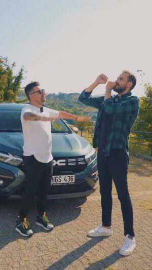 Ümit Erdim Instagram - Daha önce arabalarla çok kapışmıştık ama bugünkü farklıydı. Bugün otomobilleri izne çıkardık. Otomobilsiz yapabileceğimiz aktiviteleri ve alternatif ulaşım araçlarını hatırlıyor, adım adım daha sürdürülebilir bir kent yaşamını hedefliyoruz. 
@daciaturkiye 
#OtomobilsizKentGünü #işbirligi