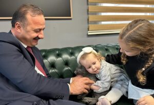 Ümit Erdim Instagram - Ses ve Ela Yavuz amcalarını ziyaret etti 🇹🇷🥰