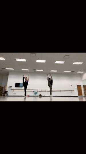 Unity Phelan Instagram - How we warm it up for a double show day at the @strazcenter with @nextgenerationballet 🎄❄️🪄❤️