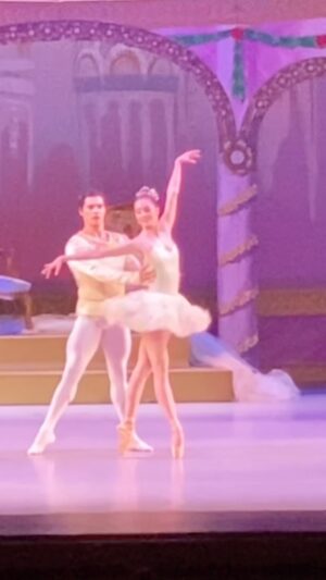 Unity Phelan Instagram - it’s a wrap with @nextgenerationballet ✨ thank you so much for having us as part of your beautiful nutcracker production! You’re all amazing ❤️ until next time 👋🏼🎄

#Ballet #Dance #BalletDancer #Balanchine #TheNutcracker