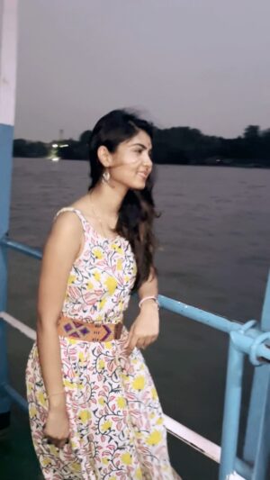 Upasana Rai Instagram - Kiske dil pe chot laga??… by the Ganga Ghat.
.
#upasanarc #upasana #travelgram