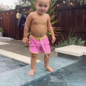 Urijah Faber Instagram - Coming in Hot to 2023! Momma Jas’s matching outfit tradition still going strong @lainsnow! Cali’s double finger points…on point! 👉🏽👈🏻🤠#happynewyear