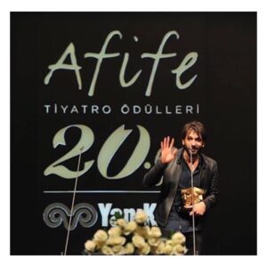Ushan Çakır Instagram - Herkese çok teşekkürler✌🏼#afifejale #afifetiyatroödülleri #golkiyisi