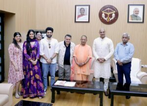 Utkarsh Sharma Instagram - बहुत अच्छा लगा @myogi_adityanath जी से मिलकर । उनका देश एवं सिनेमा के प्रति प्रेम देखकर मैं अभिभूत हूँ । 🙏

@anilsharma_dir @manishwadhwa.in @simratkaur_16 @kairvina @sumansharma1020