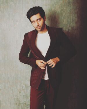 Utkarsh Sharma Instagram - Caught Red handed 🔴🤐

Styledby: @stylebysugandhasood
Outfit: @bharat_reshma 
📸: @by.manish