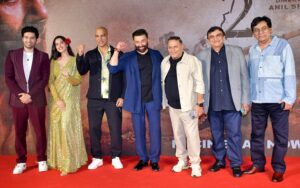 Utkarsh Sharma Instagram - A team photo like no other. 😎

Thank you @iamsunnydeol sir for hosting such a wonderful night. It was joyous to see the entire film industry coming together to celebrate the love for #Gadar2 and in essence — the love for our Indian Cinema.

Bharatiya Cinema Zindabad tha. Zindabad hai. 
Aur Zindabad rahega 🇮🇳

@anilsharma_dir @simratkaur_16 @manishwadhwa.in @shaktimaan6963 @quadri.sayeed