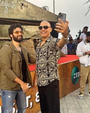 Utkarsh Sharma Instagram - Aisa Gadar kisi bhi Selfie point ne nahi machaya hoga! 
Carter road jaooo.. Gadar 2 ke tank pe baith ke aao.. selfi kheencho aur tag karo 😎

#Gadar2 @zeecinema pe aane wali hai!!! Sat 8 baje! Nov 4!

@simratkaur_16 @manishwadhwa.in