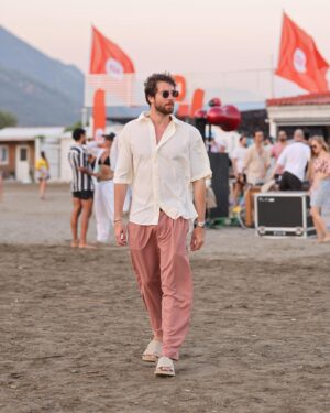 Utku Ateş Instagram - Bu haftasonu Xiaomi Kite Cup’ı izlemek için @xiaomi.turkiye‘nin davetlisiydim. 
Yarışma oldukça heyecanlı geçti. Ben katılsam her şey farklı olabilirdi ama🤓 Sonrasında Hi Barbie @hayalkoseoglu ile Xiaomi Lounge’ta bulunan deneyim alanında #RedmiNote12Serisi’ni deneyimledik. Bu kamerayla filtreye gerek yok arkadaşlar📸⚡️Ha bir de tabi yarışma sonrasında Xiaomi sunset parti vardı en sevdiğimiz. Unutulmaz bir hafta sonu geçirdik😎🖤

#HerYönüyleEtkileyici
#işbirliği