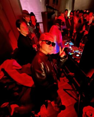VERVAL Instagram - ʙᴏᴏᴍʙᴀᴩ ᴛʜᴇʀᴀᴩy ʟᴀꜱᴛ ɴɪɢʜᴛ @mildbunchsoundsystem 🔉🔉🔉

昨夜5000年ぶりぐらいにᴅᴊしましたw 2回も電源落ちましたが暖かいクラウドに見守られてお陰様で楽しい時間になりました🙌それではまた5000年後にお会いしましょう🫣

ꜱ/ᴏ @takudj @lucasvalentine 助かりました🙏