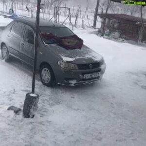 VJ Bülent Instagram - KAR basladi-sabah o7...mezarlik karsida...koydeyiz ..actim CAMI son SES agladim-sanki SESIM sana ULASICAK sandim-YATTIGIN YERIN soguklugu beni mahvediyor-bisey yapamamak beni KAHREDIYO....sevdigin  o SARKICI aradi AGLASTIK telefonda,,...OMRU HAYATIMDA onun  2.inci kez agladigina TANIK oldum(ben AGLADIM... o AGLADI..BEN sustum O H E P  agladi....bana hep ^^ SEN ONUN OGLUSUN EVLADISIN ...evin tek cocugusun. . kimsen yok onun  OGLUSUN ...kirma GONLUNU DILINI...OGLUSUN...MEZAR tasina da oyle gecicek ^^^ DIYE adeta K R I Z E girdik.......onun bu kadar AGLADIGINA sahitlik ettim annecigim...ve bana  ALEVILERIN  40 MUM hikayesini anlatti...aglayarak.... ICIMI dagladi. .^^.sen CALISMIYOSUN hemen BABANA bi yardimci bakici tutuyoruz-MAASINI ben vericem-bana HAYIR  DEMEK yok!! Uzun suredir CALISMIYOSUN  sen....^^^ dedi...COK GUZELDI  merhameti sana ..ben kibarca Kabul etmesemde..TEKLIFI  INSANLIGIni  asla unutamam ...ya annecgim bak SEVDIGIN SENI cok seviyo--babacigimi bile dusunuyo--Dunya IYI INSANLARIN ve Y A T I Rlarin  suyu  hormetine donuyo-------boyle bi KIS sabahi basladi-cogu  insan  anlamasada BEN senin icin hep Y A N I C A M.... ..anlatilan 40 MUM hikayesi gercek...sonmuyomus o bir  MUM...hep  icin icin YANIYORMUS  o  T  E  K  mum....😪😪😪😪😪😪😪................kar Basladi..sabah 07.. ..MEZARLIK karsida...koydeyiz....actim cami...SON SES agladim...... .😪😪😪😪