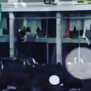 VJ Bülent Instagram - #2temmuz1993sivaskatliamı SESI  ACIN-ALTYAZILARI  OKUYUN-okuyun ki AYDINLARIMIIZI  SANATCILARIMIZI  NASIL  YAKTILAR--tanik  olun-sivasta  MADIMAK  OTELINDE olanlar  oldu- @gencoerkal tiyatroya  tasimisti bu SINSI  KATLIAMI-boylece onume dustu tum  gercekler...sanat TOPLUMUN AYNASIDIR....gercekleri sanatla ogrenirsiniz....tv ler cogu  zaman YALAN  soyler👿👿👿OLENLERE  rahmet  dilerim....aci cekerek dumandan bogularak...yanarak can veren aydinlarimiza RAHMET  dilerim...😪😪😪ALLAHta  sizi boyle  yaksin  tez  zamanda....ve  ben yasarken goreyim  bunu.....AMIN🙏🙏🙏🙏#2temmuzsivaskatliamı