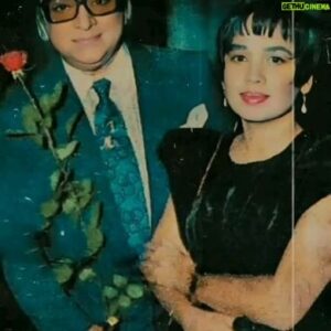VJ Bülent Instagram - ANNEm  ve  ZEKI  Pasa  hayattaydi...TV acik ve  minik  SERCE  konusuyodu ....ayrica sezen ^^ YETMEZ  AMA EVETCI ^^ degildi  o yillarda.....lokum ....leblebi  tozu ....pamuk  sekerle  filan yuzumuz gulerdi.......TRT nin  muhim ve ciddiye alindigi  yillardi.....insanlar daha kibardi....ahh  G U Z E L annem.....sensiz 1 bayram daha....anilar  anilar  anilar....onlarla  avunuyorum.....ANNEM  VE  ZEKI  pasa  hayattaydi......😪😪.IYI BAYRAMLAR......