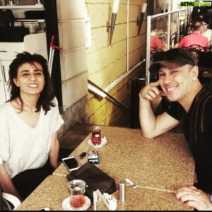 VJ Bülent Instagram - #TBT 💚  O  turkiyenin YILDIZI 💥💥ISTANBULda  kahvaltida  bulusmustuk...o gun......yan masada  bi  bebek vardi....optu  optu  sevdi  onu....hatta  bebekle onu ben cektim-halada saklarim o fotoyu)YIYEBILEN  var  YIYEMEYEN vardir  diye  dolu masa kalksin diye bekledik..💕💕..SONRA cekildik bu  guzel fotoyu💕💕ben de  boyle  hassas  konulara ozen gosteririm tabiki bi cok seyi  YILDIZimdan ogrendim..💕💕....marka  imis....ust  bas  imis....araba imis...pirlanta imis...evmis....mal mulkmus.....!!!.Bizde  OYLE  SONDAN görme  seyler  yoktur....muhim degildir bunlar....bende  zaten aileden  boyle  yetistirildim...💕💕.anliycaginiz bu sade  masanin bile  bi  OGRETISI  vardi  o  gun  bana.....sizede  anlatmak istedim.....SEVGILER.💕💕.....#YildizTILBE💕💕#istanbul #etiler #taksim #sevgi #ask #dogal #sade #huzur