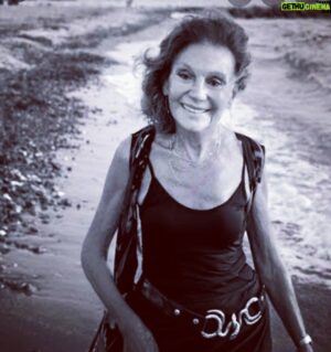 VJ Bülent Instagram - bi  insan ....bi  hoca...bi #beyazMELEK ancak bu kadar sevilirdi....seni  uzaktanda olsa tanimak buyuk ONURdu degerli #YILDIZKENTER hocam....tiyatro askimi atesleyen ilahi -varlik🤎🤎🤎🤎❤❤❤❤❤💙💙💙💙💙🖤🖤🖤🖤💛💛huzurla uyu💛💛💛💛🤎🤎🤎🤎🤎