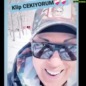 VJ Bülent Instagram - KLIP cekiyorum)HARIKA KAR var burda.....yaz gelmesin zaten☃️❄️☃️❄️☃️❄️☃️❄️buranin KISI bir baska....basta CANDAMARIMSINin  yaraticiisi  sevgili dostum @muratgunes e sonra da essiz sesiyle GECE o4 lerde Kayitlarima gelip bana DESTEK olan  tatli YILDIZ TILBEme☃️❄️❄️❄️❄️v HATTA ❄️90 lar  havasini animsatan HUZUNLU agit vokallerini SARKIMDAN  esirgemeyen Y I L D I Zcigima minnettarim....klip sarki bitsin DAHA tesekkur edicek cok insanim var....MONTAJdayiz