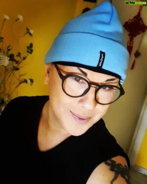 VJ Bülent Instagram - cocuklugumdan beri  #SIRINLER  cizgi  filmini  cok severim....boyle  bi  berem  olsun istemistim... hediye geldi....💙💙hep  kucuk seylerle MUTLU  olmayi  bildim....bu  yuzden kimseye muhtac  olmadim....^^..karnim  tok  sirtim  pek ^^ oldu.💙💙.....etraftaki  DOYUMSUZ  VE  MUTSUZ  insan  ordularini gorunce💙💙....basta  ANNEcgime ...babama.... 2  halama...ve degerli  BABAANNEcgime  dua  ediyorum....onlar egitti  beni ...Koy  hayatinda .....COK  DEGERLI  yillarmis.....cok.....iki  gozyasiyla  hatirliyorum cocuklugumu gece  o1.54 te.....💙💙 #anilar #nostalji  #cocuklugum #huzun #mazi