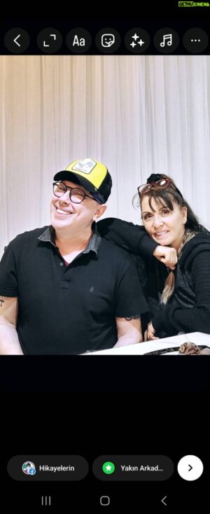 VJ Bülent Instagram - EYYY karadenizin kizi....💚sanatci dostlarimin mutfagini FETHEDEN gurmem💚lezzetli yemeklerin ve  guzel sohbetinle harika bi gece gecirdik.💚... elinin lezzeti dilinin nesesi muhtesemdi.....💚.annelerimizi kaybettik...ikimizde YARALIYIZ..💚...BIZ bugunleride mi gorucektik ah cmm ah ....acimiz derinde..💚..kapanmaz  yara......karadeniz seninle guzel......caliskan melegim💚her bayram AGLARIZ  kaybettiklerimize.....bu gece gulduk sohbetinle.......seneye yine bulusalim eyy karadenizin kizi.... ...💚@melek.canikli 🩵unlu evlerinin  meshur ASCIsi arkadasim .....yillardir hep calistin......yanaklarindan operim