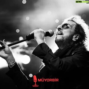 VJ Bülent Instagram - #ilhanIREM  DEV bir MARJINALI UGURLUYORUZ-bazi insanlar DOGUSTAN farklidirlar...sarkilari...sesi...boyu...posu...hatta  yemek yemesi bile...kahkaha atmasi bile....ONUN  IMZASIDIR tum bunlar...💚💚...HUZUNLUYDU cok ...mutsuzdu cok....cunku  DIGERLERI  gibi APTAL degildi... tepkiliydi  cok...COK  bilmek  ona ACI veriyordu...💚💚 bir  YAZAR  derki ^^ CAHILE  DUNYA KIYAK  YER.....AKILLIYA CEHENNEM.....^^Cumhuriyet  asigi  ATATURK  asigi AYDIN  bi  sanatciyi  ugurluyoruz ...KRAL  TV  DE  bana FAX  CEKMISTI💚💚....o  zaman FAX  cekmek vardi...30  yil  onceydi.....DEV  1 MARJİNALi  ugurluyoruz ......GULE  GULE git  #ILHANIREM .....Isikla...sevgiyle....💚🤍💚🤍💚🤍💚💚🤍