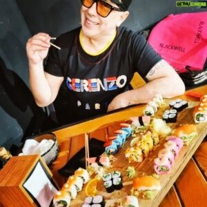 VJ Bülent Instagram - @blackwell.sushistation  #FLORYA ya cok tesekkurler....💗💗#sushi keyfi 💗💗guler yuzlu ev sahibi ve basta #EMRE bey olmak uzere...tum calisanlara tesekkurler...lezzetleri  sadece tadarak size tarif  edebilirim....#susamliTAVUK  #yengecli #midyeli ve #karidesli #SUSHI  harika  idi...ancak OMRUMDE ILK  KEZ  #çileklisushi  yedim yani  #SIRINLER sushisi yedim💙💙💙💙MAVI  RENK  olan 💙💙💙💙💗💗ASIK oldum....calan muzikler....ortam adeta beni  sarhos etti mutluluktan💗💗 HARIKAsiniz 💗💗 guzeller  guzeli  #ASYAya  binlerce SEVGILER💗💗#gozluk @ditaoptikvelens #kostum @davidgerenzo TESEKKURLER💗💗