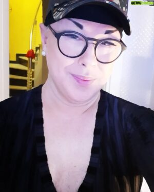 VJ Bülent Instagram - cok  huzurlu harika eglenceli bi 3 gun gecirdim dostlarimin evinde -sonrada DEPREMe  yakalandim-gece 04 .civari-KORKUNCTU-evin havuzundaki su resmen  DALGA yapti ve  HAVUZ TASTI--evdeki  4  kopek  cildirdi -ortaligi  yiktilar-onceden haber verdiler....ben  sanirim GUVEN  icin boyle bi  eve tasinicam-o sarsilmaya istanbul  yikildi sandim-cok  acaip bi  tecrubeydi......6.1  deniliyo  ama BEN BOYLE  BI  SARSILMA yasamadim  hayatimda....sanki  9.9  mus gibi  hissettim....bu  isin  sakasi yok-NAPICAZ? buyuk  risk var😪😪😪