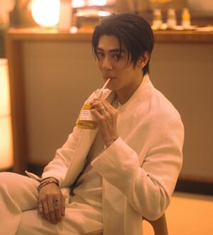 Vachirawich Aranthanawong Instagram - @panpuriofficial 🤎 Unlock Your Path to Eternal Light 🌞

PAÑPURI  ชวนเติมเต็มวันพักผ่อนไปกับ PAÑPURI Sunshine Hotel Pop-Up ทั้งโซน Summer Parlor ที่พร้อมเสิร์ฟเครื่องดื่มพิเศษที่ได้แรงบันดาลใจจากส่วนผสมของกลิ่น Eternal Sunshine และ Scent Discovery จะช่วยเชื่อมต่อระหว่างความหอมของกลิ่น Eternal Sunshine และความกระจ่างใสภายในจิตใจ เพื่อค้นพบแสงแห่งดวงอาทิตย์ที่จะจุดประกายความสุข ความสดใส และพลังบวกในตัวคุณ

กลิ่นหอมสดชื่นของ Eternal Sunshine แนวกลิ่นซิทรัส ที่ผสมผสานกลิ่นของผิวมะนาว และสมุนไพรไทยใบกระเพรา ที่ได้แรงบันดาลใจจากแสงแดดอันอบอุ่นยามเช้า เป็นกลิ่นที่ช่วยสร้างแรงบันดาลใจ เพิ่มพลังงานที่ดี และพร้อมเปิดรับความสุขในวันใหม่ได้อย่างสดชื่น

ตั้งแต่วันนี้ถึง 8 พฤษภาคม นี้ Emporium ชั้น M

#PANPURI
#PANPURISummer
#IgniteEternalLight
#MyEternalSunshine