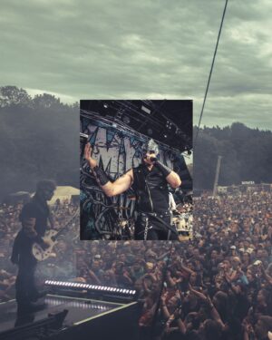 Václav Bárta Instagram - Rodino, na Pekelňáku hrajeme už nějakej ten pátek, ale tentokrát to bylo zase o něco víc speciální, protože to bylo poprvé v nové éře s Vénou za mikrofonem!! Děkujeme za tyhle krásný chvíle na jevišti!! Jste našim motorem!! V pátek si odskočíme do Rakouska na Rockoverlienz a v sobotu na KilianGang fest!! @pekelnyostrov fotky naše @nicola_bernard_rocktography