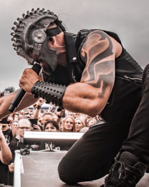 Václav Bárta Instagram - Rodino,
včerejší Monster Meeting byl opravdu z těch, na které budeme dlouho vzpomínat! Věříme, že jste si to užili stejně jako my, protože vidět Vaše rozzářené obličeje je největší odměna pro nás muzikanty a hlavně kluky, co se zvedli z popela a jedou dál šťastnější a silnější - a to hlavně díky vám a Vencovi!! Cibulafest jsme si taky moc užili, a jsme moc rádi, že se nám podařilo za zrušené Slovensko vymyslet narychlo ještě jeden Monster Meeting, a to ve Slavkově u Brna 16.8. #českosLOVEnsko... Fotky naše @nicola_bernard_rocktography