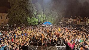 Václav Bárta Instagram - I pres ten brutalni dest jste vetsina z vas vydrzeli a my vam za to moc dekujeme🙏🙏❤️
.
#moravskykrumlov