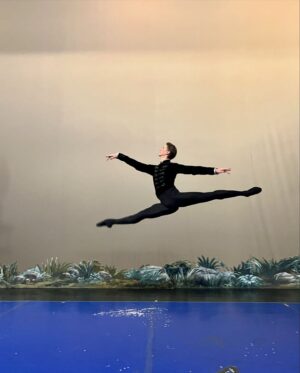 Vadim Muntagirov Instagram - Lovely to be back in Barcelona and dance at @liceu_opera_barcelona . My first performance as a professional ballet dancer was in this beautiful theatre. 
Joined @opera_roma for a further Swan Lake by @benjaminpech7 . Thank you @eleonoraabbagnatoofficial . 
🦢 @fumikaneko_ #vadimmuntagirov #swanlake #fumikaneko #barcelona #arts #artist