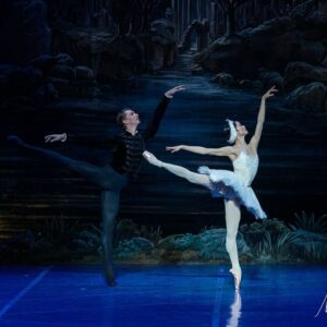 Vadim Muntagirov Instagram - Swan Lake with @fumikaneko_ by @benjaminpech7 . In @opera_roma . Photos by @marchaegeman . Thank you 🙏🏼 
#vadimmuntagirov #fumikaneko #swanlake #operadiroma #rome #italy #ballet #performance