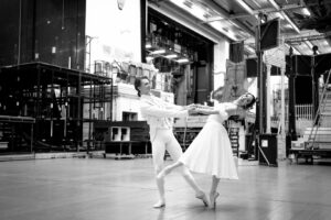 Vadim Muntagirov Instagram - It’s the end of the 23/24 season at the #royaloperahouse for me 💐🥂 . Thank you very much to everyone who supported me throughout the season . See you in 24/25 season ❤️
📸 @dancersdiary . #vadimmuntagirov @fumikaneko_