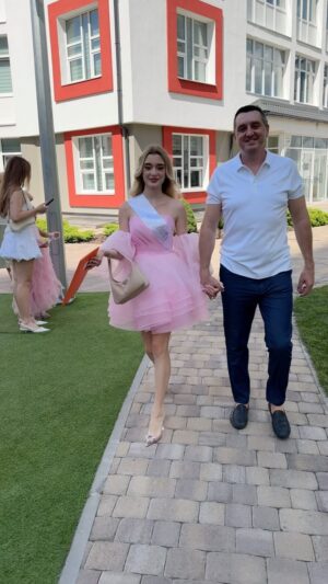 Vadym Mychkovskyi Instagram - Випуск 2024🔥🎉😍
Як швидко біжить час… 🤩

Памʼятаєте свій випускний?
@ustina_michh вітаю!🥰😘 удачі по життю!

#дядяжора #дочка #випуск2024