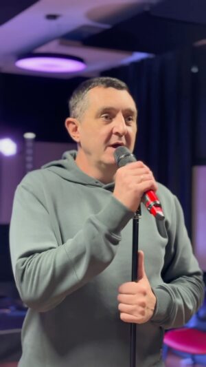 Vadym Mychkovskyi Instagram - Давай відміним всі плани 
Візьмемо 2 кави 
Заправимо повний бак
І рванемо кудись просто так 
Де немає тривоги
Де прямі всі дороги 
Де всі діти щасливі 
Живуть у мирній країні …

Україні!!!!!🙌🇺🇦✊🫶 
Моя авторська пісня #відмінимоплани була написана саме про це… про мрії всіх українців 💙💛

#дядяжора