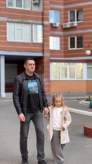 Vadym Mychkovskyi Instagram - Класна ідея була ..)) 🤣😋

#скетч #амінадядяжора #aminaland #дядяжора #діти #гумор