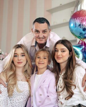 Vadym Mychkovskyi Instagram - 30.06🎉 Сьогодні в нас подвійне свято!🎂
День народження Устіни🎂 і день народження нашої родини 👩‍❤️‍👨

Наша випускниця, наша середня🧚🏻‍♀️ @ustina_michh 🎂🍾 Не віриться, але моя малишка вже стала дорослою …🤷‍♂️😉 18 
Вік важливий рішень і правильних планів…Легкої дороги по дорослому життю! Удачі у всьому! Будь мені … нам здорова і щаслива 😍🫶 Ми тебе дуже любимо ❤️😘 а тато особливо🫶
І нас зі святом @natali_michkovskaa 💙💛😘
23 роки назад ми прийняли правильне рішення 😉🙌 люблю тебе 🥰
Завжди дякую тобі за наших дочок😍 
Люблю Вас дуже мої дівчата❤️❤️❤️❤️

 З днем народження, наш Устік!🎂🎉🥳
HB родина)

Дякую всім наперед за ваші вітання🙌😍Бажаємо всім перемоги, миру, щастя, спокійного життя✊🙌 Слава ЗСУ!
#дядяжора #деньнародження #донька #весілля #свято