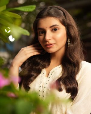 Vaishnavi Ganatra Instagram - Channelling my inner ‘Swarg se utri hui kokil kanthi apsara’ 🧚🏻‍♀️🤍 

@castingbeans @eclicks.photographer 
Styled by @priyansssshhhii 
HMU @salmasayyed47 @qureshi_aslam 

#vaishnaviganatra #instagood #instagram #explore #explorepage #fyp #foryou #foryoupage #photooftheday #traditional #love