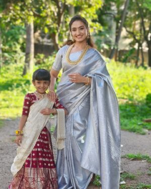Vaishnavi Gowda Instagram - This cute cute cutie 🤍✨

Outfit- @kanchi_co_yogalakshmi_silks 
Blouse - @arulaa_by_rashmianooprao 
Jewellery- @rent_abharan