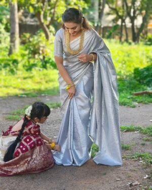 Vaishnavi Gowda Instagram - This cute cute cutie 🤍✨

Outfit- @kanchi_co_yogalakshmi_silks 
Blouse - @arulaa_by_rashmianooprao 
Jewellery- @rent_abharan