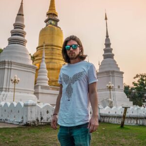 Valentin Rahmel Instagram - Werbung - Wir haben den Dschungel in Thailand überlebt. Und wenn ich wieder in Deutschland bin, beginnt auch schon bald die Festival Saison. Unter anderem lege ich beim @sonnemondsternefestival auf. Genauer gesagt am 10. August auf dem Techno Boat. Das wird super und ich habe sogar 1 x 2 Full-Weekend-Pässe zu verlosen. Was ihr dafür tun müsst? Ab morgen starten wir eine 60 Stunden Deutsch-Challenge, wo ich in Thailand nur unsere schöne Sprache sprechen darf. Und hier kann natürlich fast keiner Deutsch. Wird also abgefahren. Und ihr könnt hier in den Kommentaren eure Herausforderungen vorschlagen, die ich in Thailand auf deutsch absolvieren muss. Unter allen Einsendungen, werden dann die 1x2 Tickets verlost. #SMSXXIII #SMS2019 #SonneMondSterneXXIII #smsfestival
#sonnemondsternefestival #sonnemondsterne