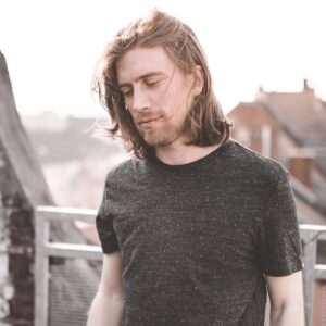 Valentin Rahmel Instagram - Hey Freunde! Die Zeiten sind momentan nicht leicht und ich hoffe, euch allen geht es gut? Das Wichtigste ist, dass alle gesund sind! Bei einigen kommt jedoch sicher eine Menge Langeweile auf und da habe ich zumindest ein paar Gegenmittel. 
Werbung: So kann ich euch endlich meinen Podcast namens „Schall und Rausch“ auftischen, den ihr euch bei der neuen Plattform For Your Ears Only (FYEO) reinziehen könnt. Da treffe ich mich mit coolen Künstlern und wir plaudern jeden Samstag über ihr Leben, deren Musik und vieles mehr. Dabei waren bereits der gute @ekofreezy , die @257ers und weitere kreative Köpfe. Auch  @dieatzen , der verrückte @mcfitti , Youtuber wie @rewinstagram , Musik-Legenden wie @reim.matthias und einige weitere interessante Leute habe ich über ihre Geheimnisse ausgefragt. Da kommen noch einige Episoden mit vielen Lachern und coolen Geschichten. Würde mich freuen, wenn ihr bei @fyeo.audio reinschaut und euch den Podcast „Schall und Rausch“ kostenlos anhört. Da gibt es auch andere coole Audio-Inhalte. Danke für euren Support! #FYEO

Und wer da noch nicht genug hat, für den habe ich in letzter Zeit öfter bei Twitch gezockt. Auch wenn auf Youtube momentan kaum Gaming kommt, bin ich zwischendurch immer mal wieder auf Twitch am streamen. Da habe ich auch einige neue Videos online, die ihr kostenlos sehen könnt. Wer also Gaming vermisst, der wird bei Sarazar auf Twitch sicher fündig. Bin heute wieder live! :) Weil die DJ-Gigs und Festivals, die wir dieses Jahr für euch geplant haben, leider ausfallen. So beispielsweise Parookaville, SMS, Nibirii, CMON (gamescom-Party) und viele weitere Events - werden wir in den nächsten Wochen auch ein paar DJ-Sets streamen. Behaltet dazu auch gerne mal unsere Festival- und Musik-Company @aerochrone im Auge. Ich informiere euch hier natürlich auch. Es ist super schade, dass die ganzen geilen Events nicht stattfinden werden. Dafür wird es 2021 noch krasser! Versprochen! 
Obendrauf kommt bald auch ein neuer Track von mir. Und wenn die Reisen wieder gehen, haben wir da auch einiges geplant. 
Bleibt gesund und lasst euch die gute Laune nicht verderben. Wir schaffen das! Danke für eure Unterstützung!