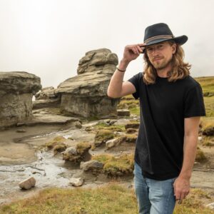 Valentin Rahmel Instagram - Reisen ist für mich etwas ganz besonderes. Die Erde und die Menschen zu entdecken, bereichert ungemein. In unserem neuen Abenteuer machen wir einen Roadtrip durch Rumänien. Das Land steckt neben Braunbären, Urwäldern und dem Vampir Dracula voller Überraschungen. Unglaubliche Naturlandschaften, Action beim Canyoning und viel mehr erwarten euch in unserem kompletten Film bei @wdrreisen auf YT. Wer nach rechts wischt, kriegt schon einen kleinen Einblick. Das Foto entstand während einer laaangen Wanderung durch die Berge bei Busteni. #romania #rumänien #hiking #visitromania