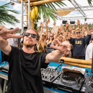Valentin Rahmel Instagram - Werbung - Wow, was war das für eine super Zeit auf dem @sonnemondsternefestival. Fettes Danke auch nochmal an alle, die auf dem Techno-Boot mit mir gefeiert haben. Nächster Stop: @gamescom und die alljährliche CMON & Crunch Party von uns im Kölner @bootshaus am 23. August 2019! Schaut doch mal vorbei 🎉
