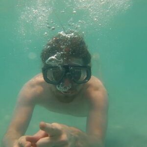 Valentin Rahmel Instagram - Wir haben uns auf einer einsamen Insel in den Tropen aussetzen lassen und mussten hier überleben. Dabei hat es uns auf eine so genannte Geisterinsel mit verlassenem Luxus-Resort verschlagen. War extrem interessant und Lebenserfahrung pur. Das Video findet ihr wie immer auf meinem Channel bzw. in der Beschreibung. 🏝
