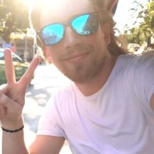 Valentin Rahmel Instagram - Was für ein krasser Trip durch Thailand, bei dem ihr 24 Stunden via Instagram-Stories alle wichtigen Entscheidungen treffen konntet. Hier gibt es den Trailer - das komplette Video findet ihr wie immer auf meinem Youtube-Kanal (Link in der Beschreibung). Schaut unbedingt mal rein. Wir probieren Riesenskorpione und Taranteln, checken verrückte Restaurants aus, lassen uns beim Thaiboxen verprügeln und vieles mehr. Das war so lustig und ein krasses Experiment. Vielen Dank nochmal an alle, die beim Voting mitgemacht haben.